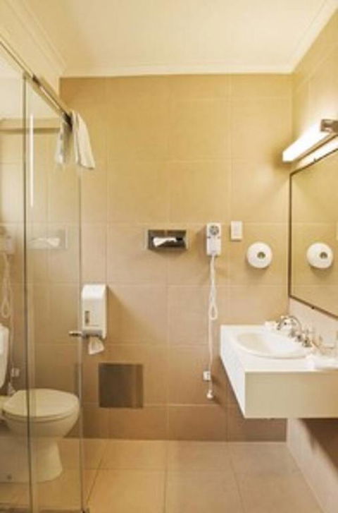 Classic Queen Room 2 In Oakleigh - Grafton Accommodation 3