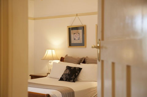Cobb & Co Court Boutique Hotel - Grafton Accommodation 0