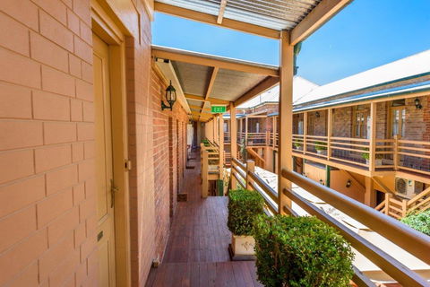 Cobb & Co Court Boutique Hotel - Grafton Accommodation 1