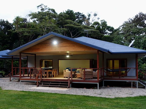 Coconut Beach House - Grafton Accommodation 0