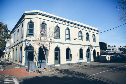 College Lawn Hotel - Grafton Accommodation 0