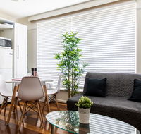 Contemporary Light Filled Boutique 2B Chapel St Apt  Parking - Grafton Accommodation