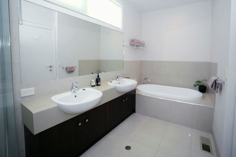Coral Cove - Grafton Accommodation 2