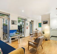 Cosy Modern Apartment With Leafy Courtyard - Grafton Accommodation