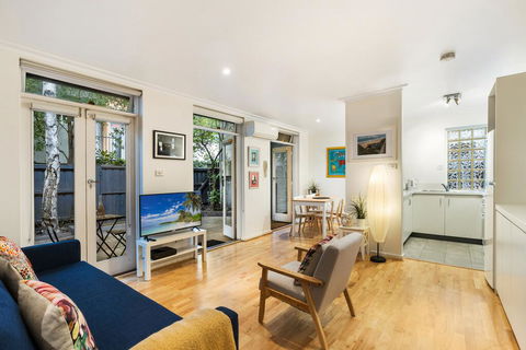 Cosy Modern Apartment With Leafy Courtyard - Grafton Accommodation 0