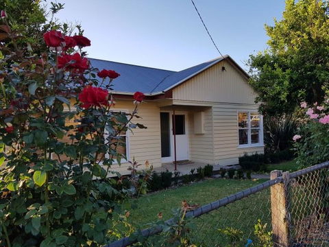 Cottage On Main - Grafton Accommodation 0