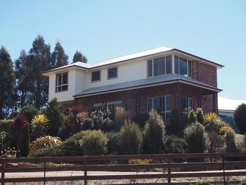 Country Meets Town - Grafton Accommodation 0