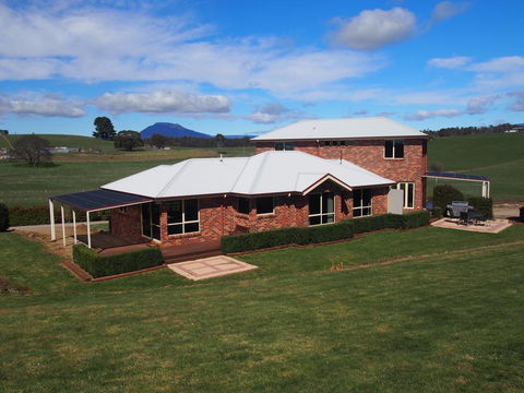 Country Meets Town - Grafton Accommodation 2