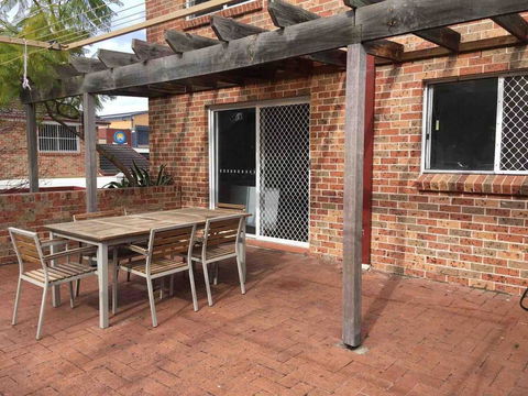 Cozy 3BR Townhouse In Liverpool CBD With Parking - Grafton Accommodation 1