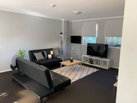 Cozy 3BR Townhouse In Liverpool CBD With Parking - Grafton Accommodation 0