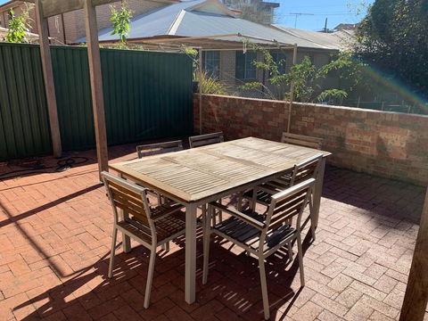 Cozy 3BR Townhouse In Liverpool CBD With Parking - Grafton Accommodation 2