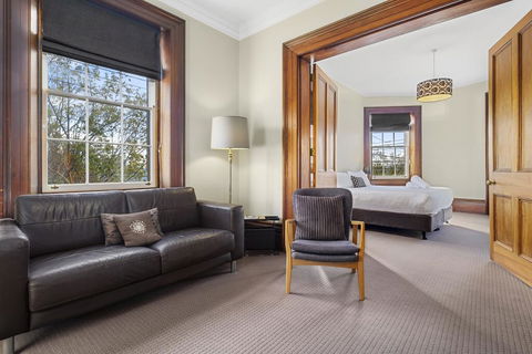 Cromwell Apartment - 3 Red Doors Battery Point - Grafton Accommodation 1
