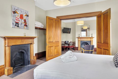 Cromwell Apartment - 3 Red Doors Battery Point - Grafton Accommodation 3