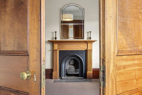 Cromwell Apartment - 3 Red Doors Battery Point - Grafton Accommodation 2