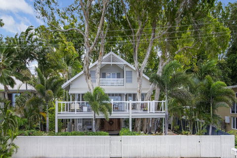 Decked Out By The Sea - Grafton Accommodation 0