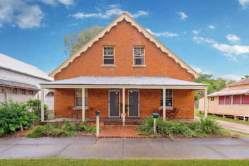 Eliza 1875 Red Brick Duplex Townhouse with Grafton Accommodation