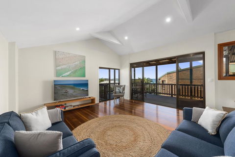 Emerald Seas Beach House - Grafton Accommodation 0