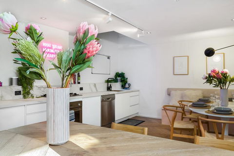 Enjoy Cafe Culture From Chic Warehouse Conversion - Grafton Accommodation 1