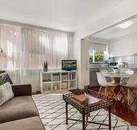 Enjoy Walking to the Beach From Bright Apartment - Grafton Accommodation