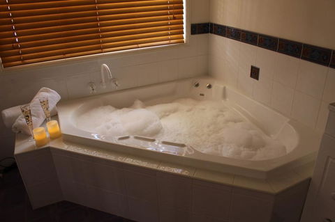 Granite Gardens Cottages & Lake Retreat - Grafton Accommodation 2