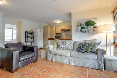 Great For Families.Pool & Kitchen - Grafton Accommodation 1