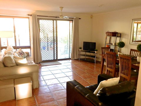 Great For Families.Pool & Kitchen - Grafton Accommodation 3