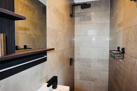 Grey Brick Apartment - Grafton Accommodation 2