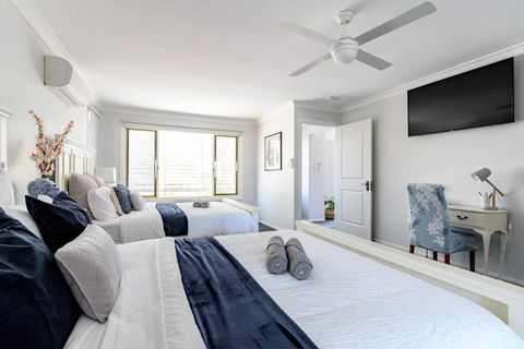 Hamptons Waterfront Getaway - Grafton Accommodation 2