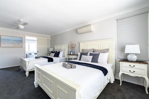 Hamptons Waterfront Getaway - Grafton Accommodation 1