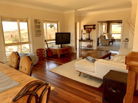 Harry Scotts Farmhouse At Vineyard - Grafton Accommodation 3