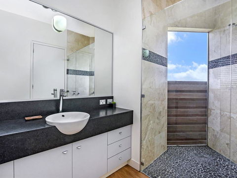 HEARN'S BEACH HOUSE - Grafton Accommodation 3