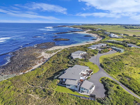 HEARN'S BEACHSIDE VILLA 8 - Grafton Accommodation 2