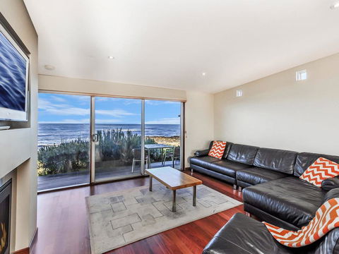 HEARN'S BEACHSIDE VILLA 8 - Grafton Accommodation 3