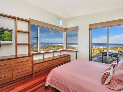 HEARN'S BEACHSIDE VILLA 9 - Grafton Accommodation 3