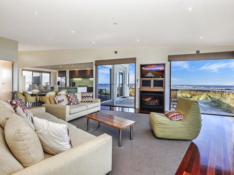 HEARN'S BEACHSIDE VILLA 9 - Grafton Accommodation 2