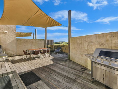 HEARN'S BEACHSIDE VILLA 9 - Grafton Accommodation 1