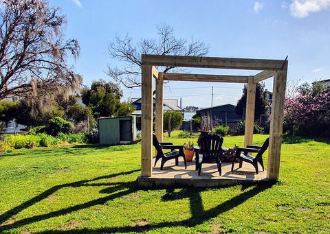HelloSailor HolidayRental FirePit NBN AppleTV KingBed - Grafton Accommodation 3
