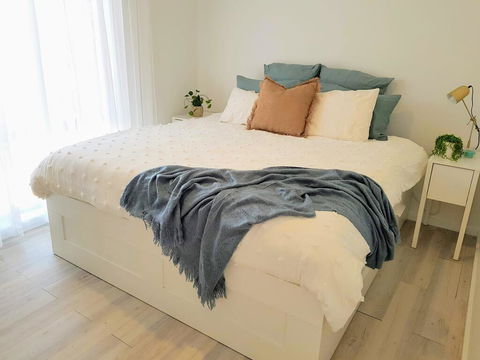 HelloSailor HolidayRental FirePit NBN AppleTV KingBed - Grafton Accommodation 1
