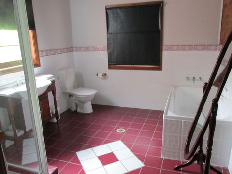 Henry's Cottage - Grafton Accommodation 2