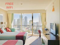 High Floor Twin Share with Ocean View at Surfers Paradise - Hotel Studio