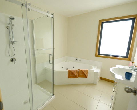 Hill Top Retreat Self Contained Accomodation - Grafton Accommodation 1