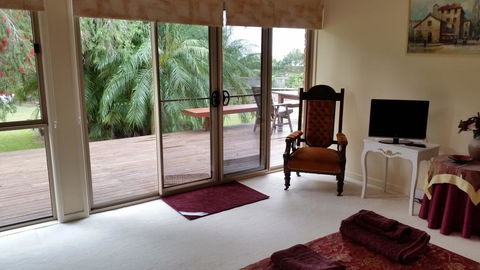 Hilltop Hideaway - Grafton Accommodation 2