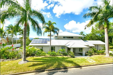 Hilltop Rainforest Retreat - Grafton Accommodation 2