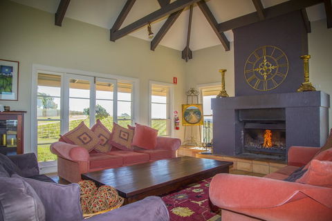 Holman Estate - Grafton Accommodation 2