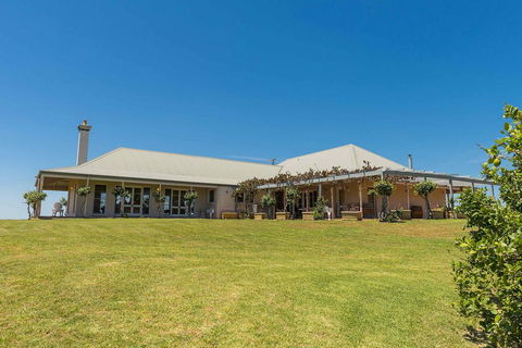 Holman Estate - Grafton Accommodation 1