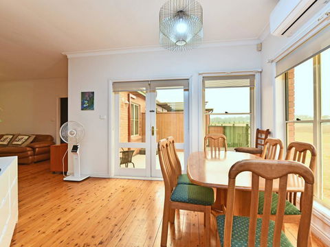 King III - You Can Honestly Walk To Bimbadgen And Hope Estate Concerts - Grafton Accommodation 1