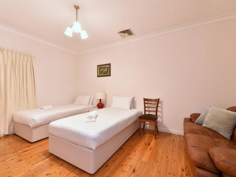 King III - You Can Honestly Walk To Bimbadgen And Hope Estate Concerts - Grafton Accommodation 3