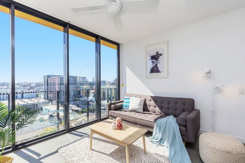 KOZYGURU FORTITUDE VALLEY AMAZING VIEW 2BED APT + FREE PARKING QFV010 - Grafton Accommodation 0