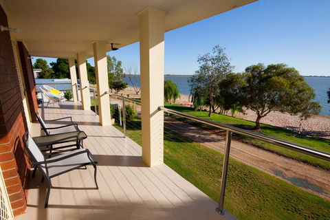 Lake Boga Waterfront Holiday House - Grafton Accommodation 1
