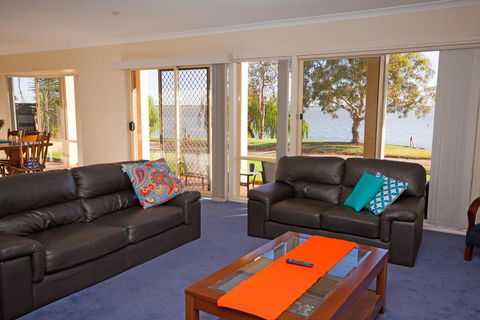 Lake Boga Waterfront Holiday House - Grafton Accommodation 2